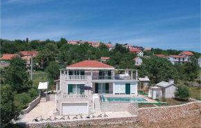 Nice home in Cista Provo with WiFi, Outdoor swimming pool and 5 Bedrooms